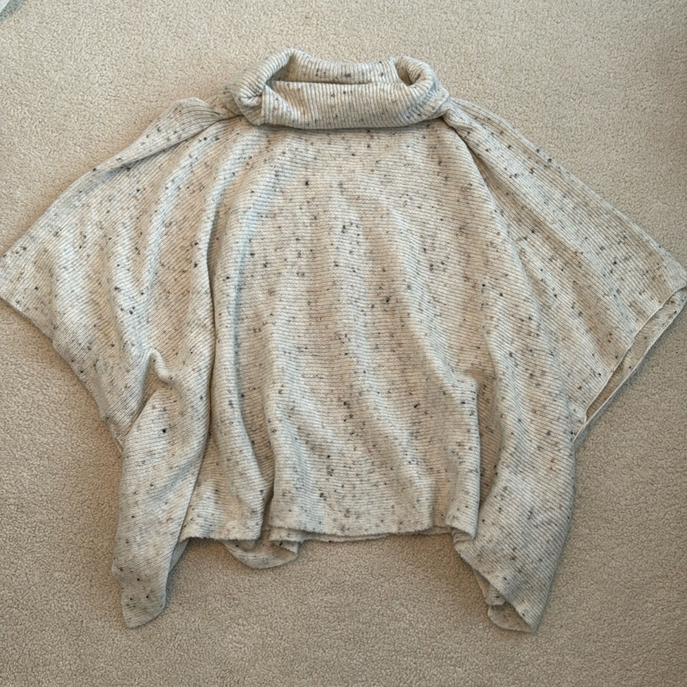 Moon & Madison poncho sweater size XS, fits size S.